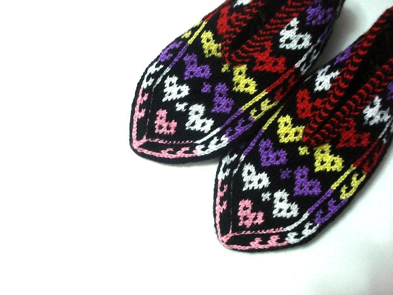 носки джурабы спицами. джурабы следки. вязаные тапочки с жаккардом. тапочки следочки с ленивым жаккардом. вязаные тапочки джурабы.