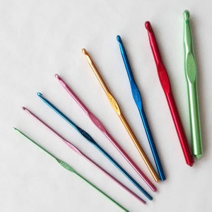 Aluminium Crochet Hook Nadeln, Häkeln Stricken Metallhaken Nadeln Set von 12 Stück von 2,5 mm bis 10 mm farbigen Haken 15 cm alle Größen