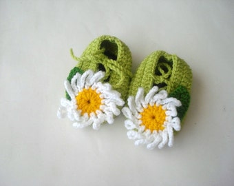 crochet baby girl shoes, green white daisy flowered Baby Booties, baby socks, baby shower gifts