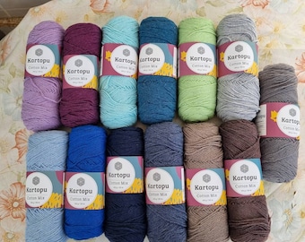 Może przedstawiać: Kolekcja 12 motków przędzy Kartopu Cotton Mix w różnych kolorach, w tym fioletowym, bordowym, turkusowym, niebieskim, zielonym, szarym, brązowym i beżowym. Każdy motek ma etykietę z nazwą marki i rodzajem przędzy.
