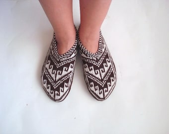 Hand knit women home shoes, Crochet women Booties, Indoor Shoes, House winter Slippers