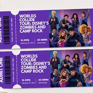 Könnte beinhalten: Zwei rechteckige lila Veranstaltungstickets mit dem Text Worlds Collide Tour: Disney's Zombies and Camp Rock, AO Arena, Manchester, 10. Februar 2027, 18.30 Uhr und Admit One. Die Tickets zeigen eine Gruppe von sieben Personen in verschiedenen Posen.