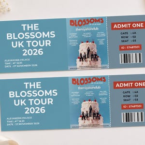 Puede incluir: Dos entradas de concierto rectangulares para el Blossoms UK Tour 2026 en Alexandra Palace el 27 de noviembre de 2026. Las entradas azules presentan texto blanco, un recuadro rojo Admit One, un código de barras y una tarta con músicos.