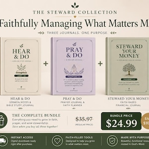 Può includere: Un set di tre diari intitolato The Steward Collection, che include Hear & Do, Pray & Do e Steward Your Money. I diari sono color crema, lavanda e verde salvia con testo e illustrazioni botaniche. Sono visibili anche una candela e una tazza.