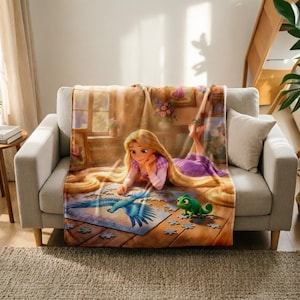Könnte beinhalten: Eine rechteckige Wohndecke mit einem aufgedruckten Bild einer langhaarigen Figur in einem violetten Kleid, die auf einem Holzboden liegt und ein blaues Vogelpuzzle zusammensetzt, während ein kleiner grüner Chamäleon daneben in einem sonnigen Raum sitzt.