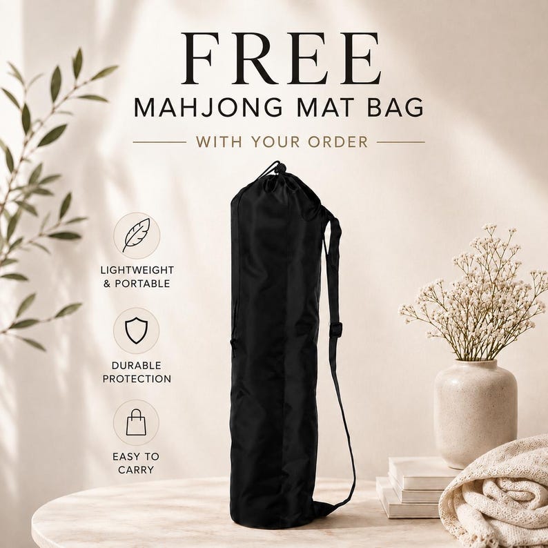 Może przedstawiać: Czarna cylindryczna torba ze ściągaczem i regulowanym paskiem na ramię. Tekst na obrazku brzmi: FREE MAHJONG MAT BAG WITH YOUR ORDER, LIGHTWEIGHT & PORTABLE, DURABLE PROTECTION oraz EASY TO CARRY. Torba jest w jednolitym czarnym kolorze.