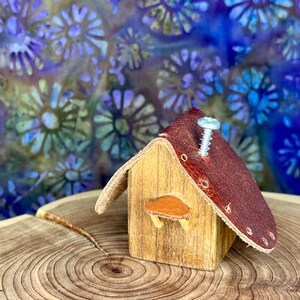 Casita para pájaros pequeña de madera reciclada: techo de cuero reutilizado, chimenea de metal, accesorio para jardín de hadas.