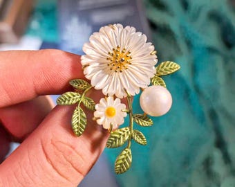 Vintage Daisy Birth Flower Brooch, Mother of Pearl Pearl Accent Lapel Pin, Green Enamel Leaf Birthday Gift for Her