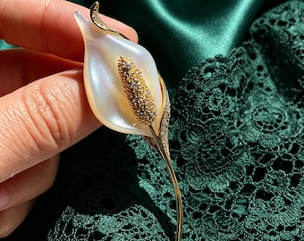 Vintage witte parelmoer calla lelie broche, gouden kristallen bloemen reversspeld, elegante minimalistische huwelijkssieraden cadeau voor haar