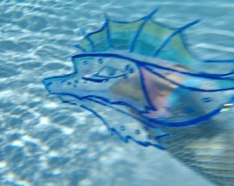 夏の楽しみにぴったりの防水ドラゴン人形