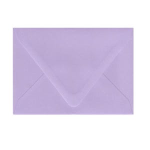 Może przedstawiać: Prostokątna papierowa koperta w jednolitym, jasnolawendowym kolorze. Koperta posiada klasyczną klapkę w kształcie litery V umieszczoną na środku tylnej części, z czystymi, prostymi krawędziami oraz gładką, matową fakturą na całej powierzchni.