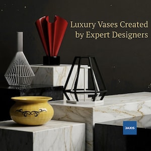 Può includere: Una collezione di quattro vasi che include un vaso in filo metallico bianco, un vaso rosso a forma di ventaglio su base nera, un vaso geometrico in filo nero e un vaso giallo a forma di ciotola con decorazioni a volute nere. Testo: Luxury Vases Created by Expert Designers.