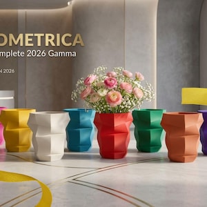 Può includere: Una collezione di otto vasi geometrici in colori vivaci tra cui rosa, giallo, bianco, blu, rosso, verde, arancione e viola. Il vaso rosso centrale contiene un bouquet di ranuncoli rosa e gipsofila. Il testo recita GEOMETRICA The Complete 2026 Gamma COLLECTION 2026 e JAXIS.