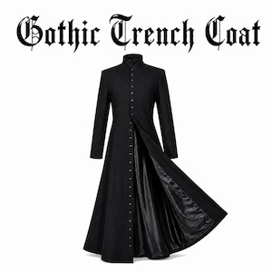 Könnte beinhalten: Ein schwarzer Trenchcoat mit hohem Kragen und langem, ausgestelltem Rockteil. Der Mantel verfügt über eine durchgehende Knopfleiste mit kleinen, dunklen Knöpfen. Das Innenfutter aus glattem, satiniertem schwarzem Stoff ist sichtbar. Text: Gothic Trench Coat.