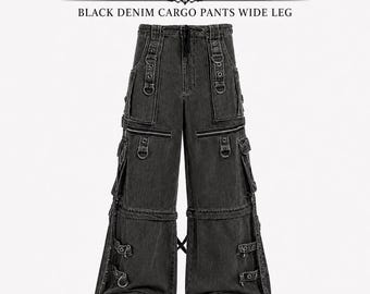 Pantalones cargo de mezclilla negra de pierna ancha con tiras en forma de X de estilo gótico.