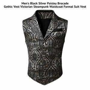 Könnte beinhalten: Eine Weste aus schwarzem und silbernem Paisley-Brokat mit steigendem Revers, einer Brusttasche und einer Knopfleiste vorne. Das Kleidungsstück zeigt ein sich wiederholendes, verziertes Muster auf dem gesamten Stoff und ein schwarzes Innenfutter.