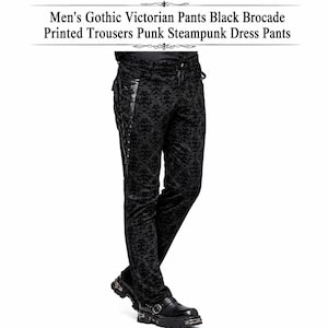 Puede incluir: Pantalones negros con un patrón de brocado damasco tonal y detalles de cordones laterales. El texto en la parte superior dice: Men's Gothic Victorian Pants Black Brocade Printed Trousers Punk Steampunk Dress Pants. Los pantalones se combinan con botas negras.