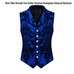 Könnte beinhalten: Eine blaue Brokatweste mit schwarzem Blumenmuster, steigendem Revers und sechs silberfarbenen Knöpfen auf der Vorderseite. Das Kleidungsstück trägt die Aufschrift Men's Blue Brocade Vest Gothic Victorian Steampunk Aristocrat Waistcoat.