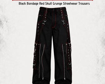 Pantalones góticos punk para hombre, negros, con estampado de calavera roja y estilo grunge urbano.