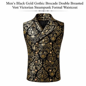 Può includere: Un gilet doppiopetto in broccato nero e oro con un motivo floreale ripetuto, un ampio colletto a revers e dieci bottoni color oro disposti in due file verticali. Il testo in alto recita: Men's Black Gold Gothic Brocade Double Breasted Vest Victorian Steampunk Formal Waistcoat.