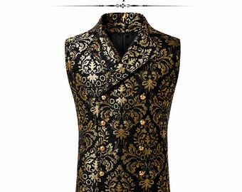 Puede incluir: Un chaleco cruzado de brocado negro y dorado con un patrón floral repetitivo, un cuello de solapa ancho y diez botones dorados dispuestos en dos filas verticales. El texto en la parte superior dice: Men's Black Gold Gothic Brocade Double Breasted Vest Victorian Steampunk Formal Waistcoat.