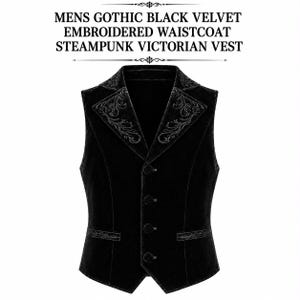 Könnte beinhalten: Eine schwarze Samtweste mit steigendem Revers und tonaler Blumenstickerei, vier Frontknöpfen und zwei horizontalen Leistentaschen mit passender Stickerei. Der Text MENS GOTHIC BLACK VELVET EMBROIDERED WAISTCOAT STEAMPUNK VICTORIAN VEST steht darüber.