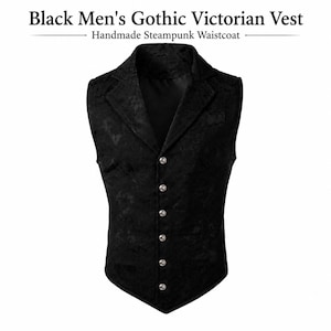 Può includere: Un gilet nero con un sottile motivo floreale tono su tono, revers dentellato e sei bottoni argentati sul davanti. Il testo sopra l'indumento recita Black Men's Gothic Victorian Vest e Handmade Steampunk Waistcoat.