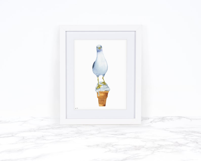 Pode incluir: Uma pintura em aquarela de uma gaivota em p&eacute; em cima de um cone de sorvete derretido. A gaivota est&aacute; olhando diretamente para o espectador com uma express&atilde;o s&eacute;ria.