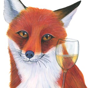 Puede incluir: Un zorro rojo con el pecho blanco y la nariz negra sostiene una copa de vino blanco. El zorro tiene una expresi&oacute;n astuta en su rostro.