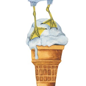 Pode incluir: Uma pintura em aquarela de um p&aacute;ssaro azul em p&eacute; em cima de um cone de sorvete derretido. O sorvete &eacute; azul claro e o cone &eacute; marrom.