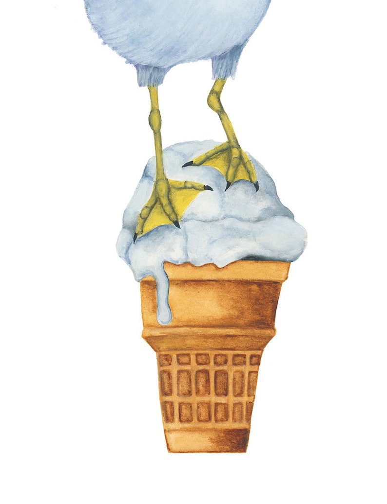 Pode incluir: Uma pintura em aquarela de um p&aacute;ssaro azul em p&eacute; em cima de um cone de sorvete derretido. O sorvete &eacute; azul claro e o cone &eacute; marrom.