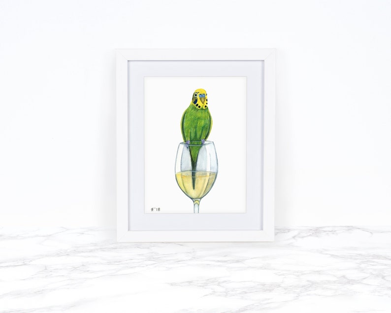 Puede incluir: Una pintura de acuarela de un periquito verde posado en el borde de una copa de vino llena de vino blanco. El periquito tiene plumas amarillas en la cabeza y un pico azul. La pintura est&aacute; firmada "F'18" en la esquina inferior izquierda.