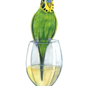 Puede incluir: Un periquito verde y amarillo posado en el borde de una copa de vino llena de vino blanco.