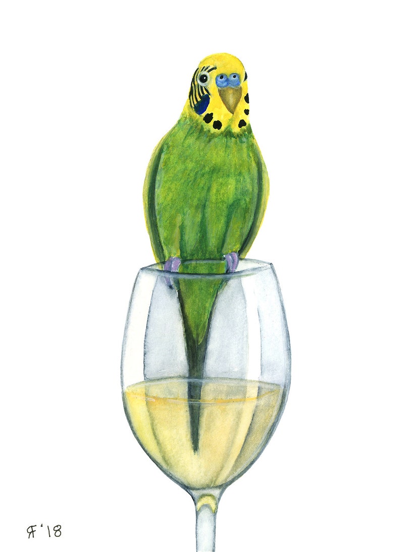 Puede incluir: Un periquito verde y amarillo posado en el borde de una copa de vino llena de vino blanco.