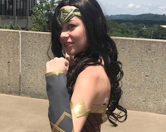Amazonian Glory // Lange dunkel gewellte Krieger Perücke, Heldin inspirierte Haare, Fantasy Göttin Cosplay Perücke, kraftvolle Glam Perücke