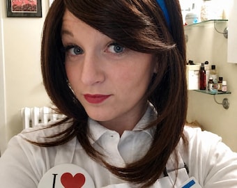 Classic Confidence // Dunkelbraune Retro Bob Perücke mit Pony, Vintage Inspiriertes Haar, Alltags Kostüm Perücke, Office Glam Perücke