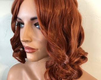 Shadow Ember // Kurze Kupferfarbene, gewellte Perücke, Spion Inspirierte Retro Glam Perücke, Fantasy Cosplay Perücke