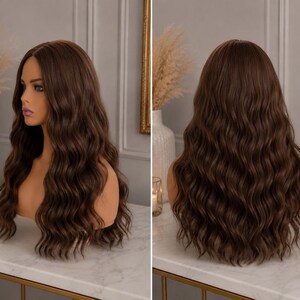 Caroline | Lång Chokladbrun Vågig Peruk | Soft Glam Collection | Vardaglig Glam Peruk | Naturligt Brunt Hår | Dammodeperuk bild 3