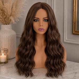 Caroline | Lång Chokladbrun Vågig Peruk | Soft Glam Collection | Vardaglig Glam Peruk | Naturligt Brunt Hår | Dammodeperuk bild 2