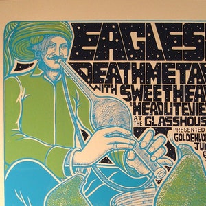 Könnte beinhalten: Ein Vintage-Konzertplakat für Eagles of Death Metal mit Sweethead in Headliteview im Glasshouse. Das Plakat zeigt eine grüne und blaue Illustration einer Person, die ein Musikinstrument spielt. Das Plakat ist datiert auf den 6. Juni 2009.