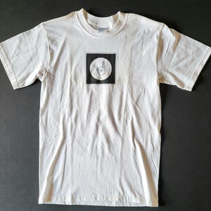 Camiseta vintage EODM, stock antiguo nuevo de 2003, Jesse Hughes, Boots Electric, Josh Homme, Qotsa, talla pequeña, camiseta con mano de death metal sobre fondo blanco