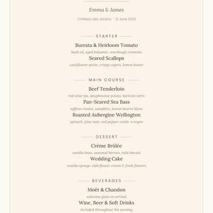 Op de afbeelding: Een crèmekleurige trouwmenukaart met gouden tekst. De koptekst luidt Menu, gevolgd door Emma & James, Château des Jardins en 12 juni 2026. De secties bevatten Starter, Main Course, Dessert en Beverages met gedetailleerde gerechten.
