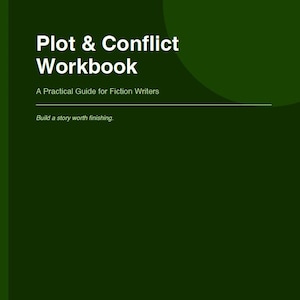 Può includere: Una copertina di un quaderno di esercizi verde scuro con testo bianco che recita Plot & Conflict Workbook, A Practical Guide for Fiction Writers, e Build a story worth finishing. Il design presenta un layout semplice e pulito.