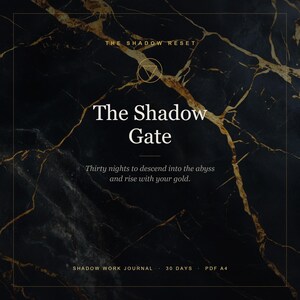 Può includere: Una copertina di diario digitale intitolata The Shadow Gate, con uno sfondo in marmo nero e venature dorate. Il testo include The Shadow Reset, Thirty nights to descend into the abyss and rise with your gold, Shadow Work Journal, 30 days e PDF A4.