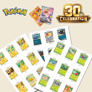 以下が含まれることがあります： 30周年記念ロゴが入ったポケモンカードのコレクション。リザードンやミュウVMAXのカードに加え、ピカチュウ、ブラッキー、ジラーチ、タマタマなどのキャラクターカードが並んだ2枚のプリントシートが含まれています。