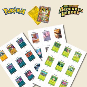 Könnte beinhalten: Eine Sammlung von Pokémon-Sammelkarten mit einer goldfarbenen Karte und einer bunten illustrierten Karte oben, sowie zwei weißen Blättern, die mit Rastern verschiedener Pokémon-Charakterkarten bedruckt sind, die jeweils mit ihrem Namen beschriftet sind.
