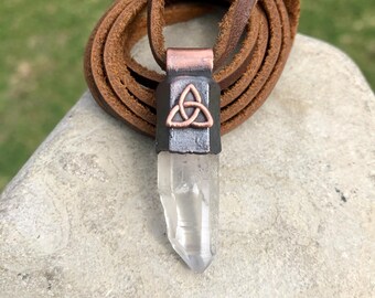 Collier en cristal avec noeud celtique