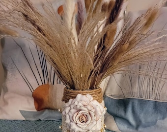 Vaso in barattolo Mason avvolto in juta rustica con erba della pampa / Centrotavola floreale boho con rosa 3D / Decorazione da tavola country shabby chic / Casa con fiori secchi