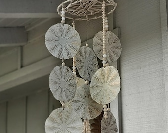Sino de Vento Costeiro de Conchas Capiz – Móbile Apanhador de Sonhos de Madeira Flutuante, Decoração Boho para Varanda de Casa de Praia, Guirlanda de Conchas Marinhas para Exterior, Presente Náutico