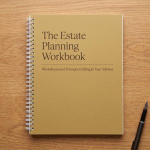 Könnte beinhalten: Ein spiralgebundenes Arbeitsbuch mit einem einfarbigen beigen Einband, das den dunkelbraunen Text The Estate Planning Workbook und den Untertitel Worksheets and Prompts to Bring to Your Advisor trägt. Ein schwarzer Füllfederhalter liegt rechts daneben.